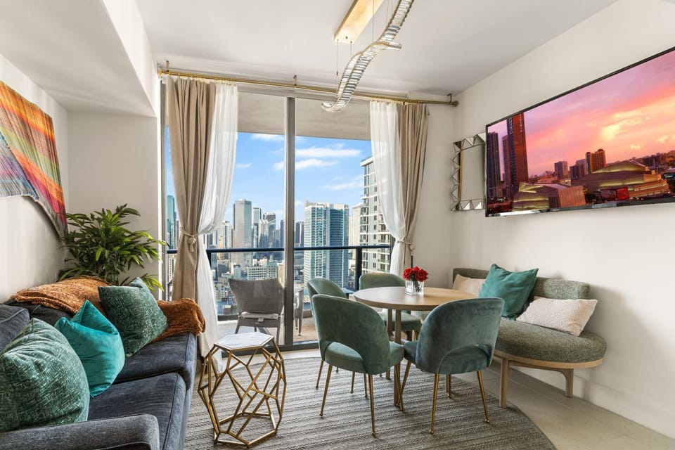 Day, TV and multimedia, View (from property/room), Balcony/Terrace, Living room, Seating area, Dining area, City view