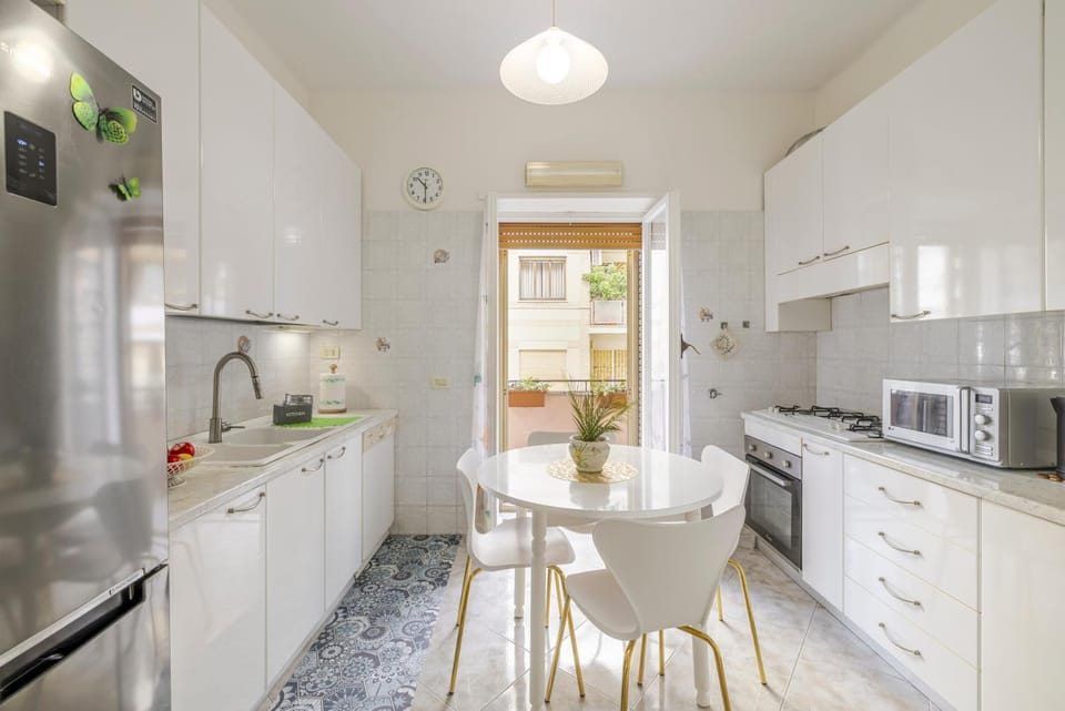 Coffee/tea facilities, Kitchen or kitchenette, Dining area, dishwasher, oven, stove, toaster
