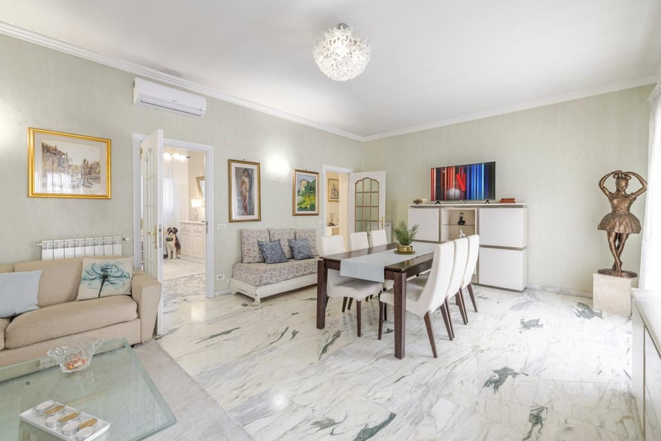 TV and multimedia, Living room, Seating area, Dining area, air conditioner