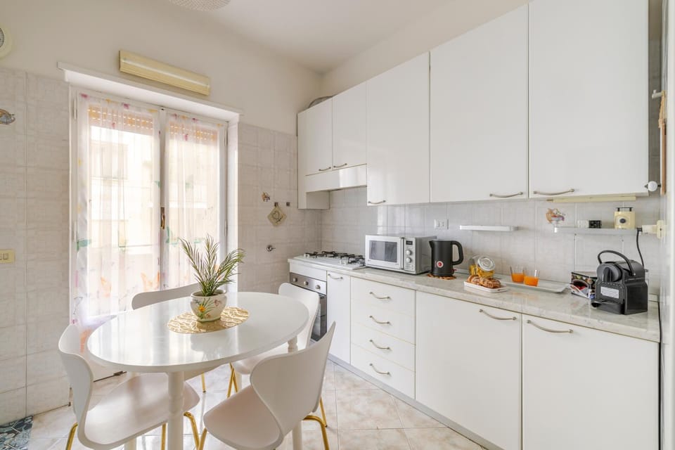 Coffee/tea facilities, Kitchen or kitchenette, Dining area, dishwasher, oven, stove, toaster