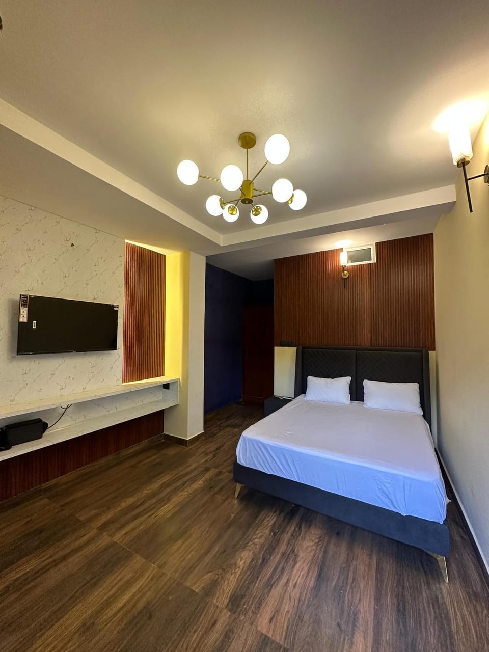 Bed, TV and multimedia, Photo of the whole room, Bedroom