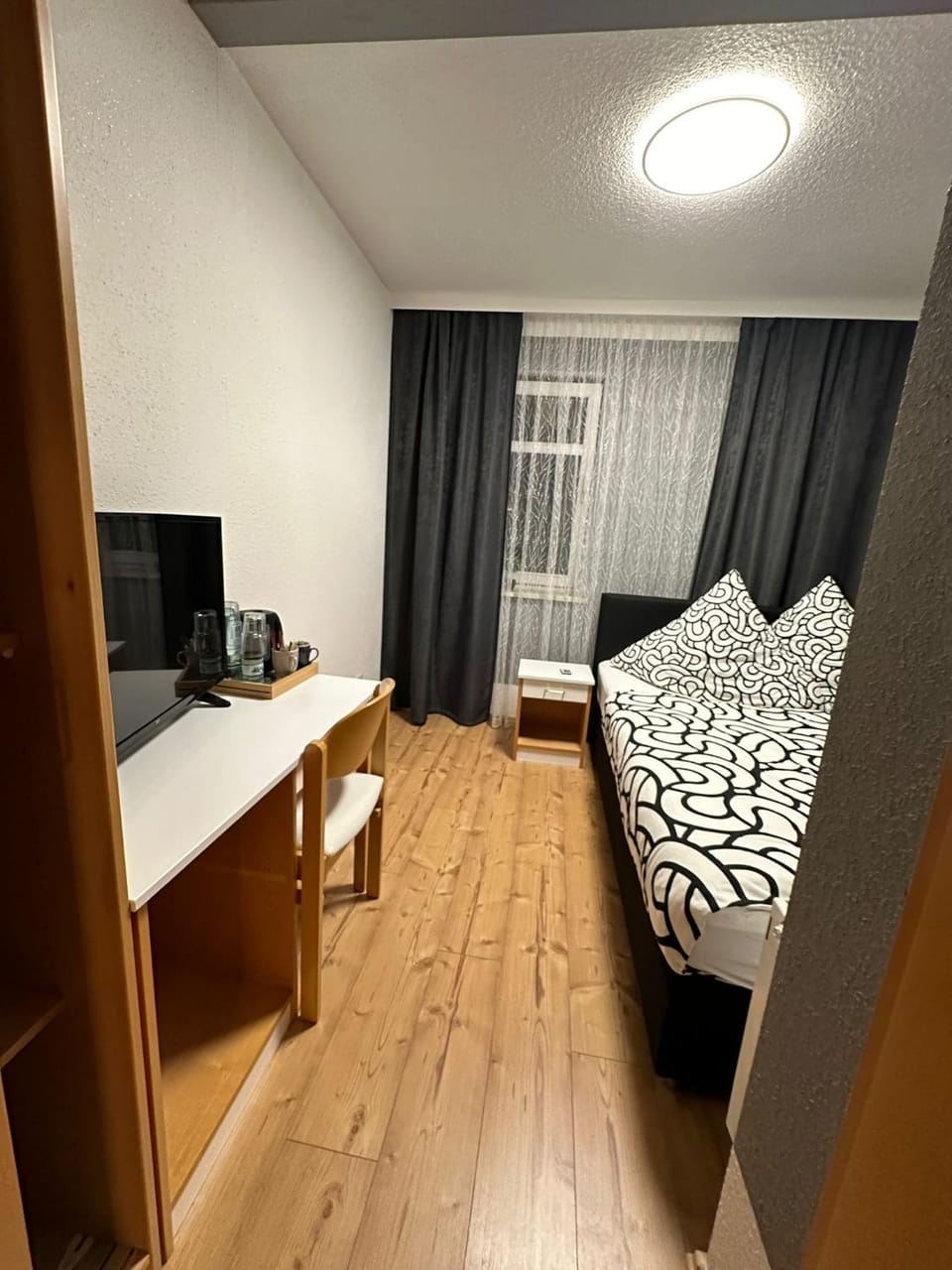 TV and multimedia, Seating area, Bedroom