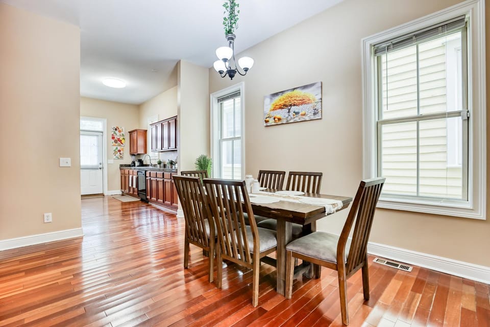 Kitchen or kitchenette, Seating area, Dining area
