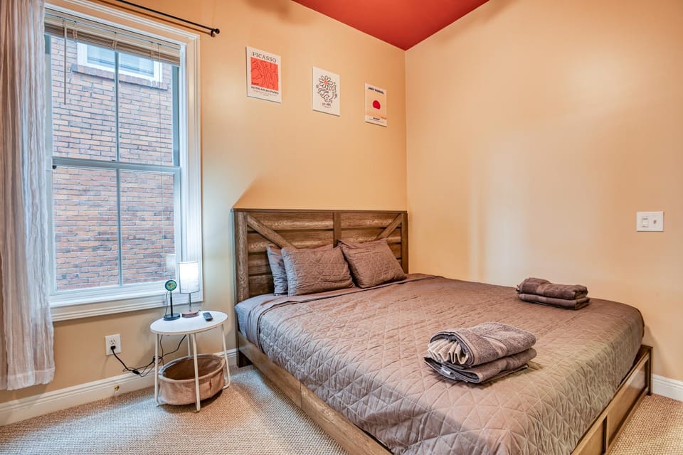 Bed, Photo of the whole room, Bedroom, towels