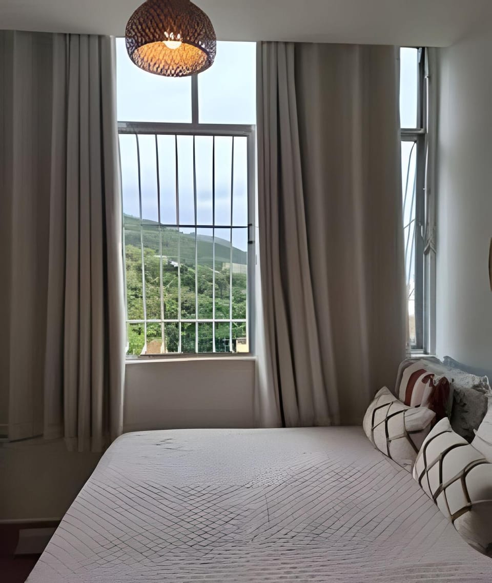 Photo of the whole room, Mountain view