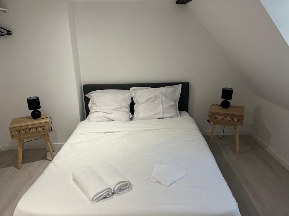 Bed, Bedroom, towels