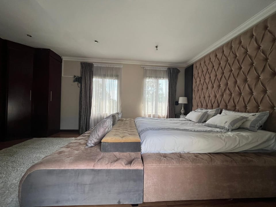 Photo of the whole room, Bedroom, wardrobe