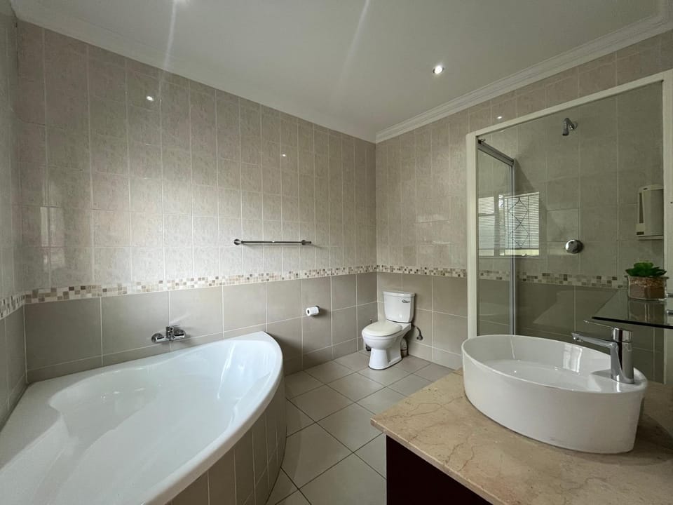 Shower, Toilet, Hot Tub, Bathroom, Bath