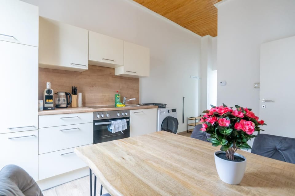 Coffee/tea facilities, Kitchen or kitchenette, Dining area, oven, toaster