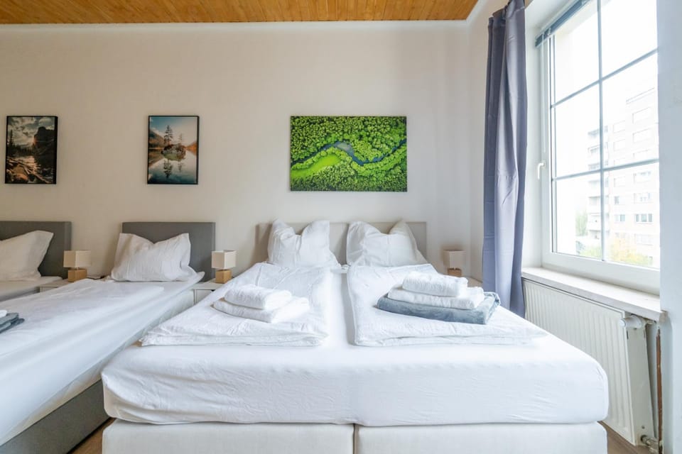 Bed, Bedroom, towels