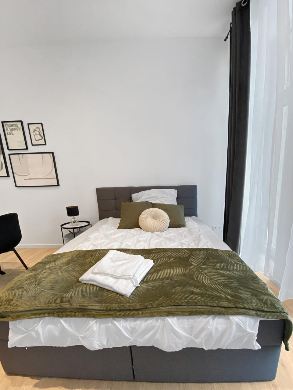 Bed, Photo of the whole room, Bedroom, towels