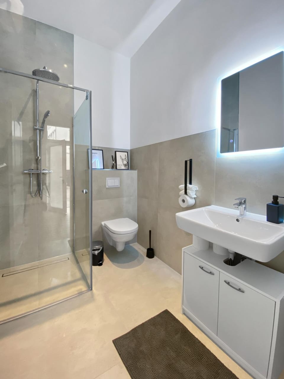 Shower, Toilet, Bathroom, towels