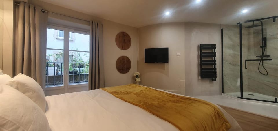 Shower, Bed, Photo of the whole room, Bedroom