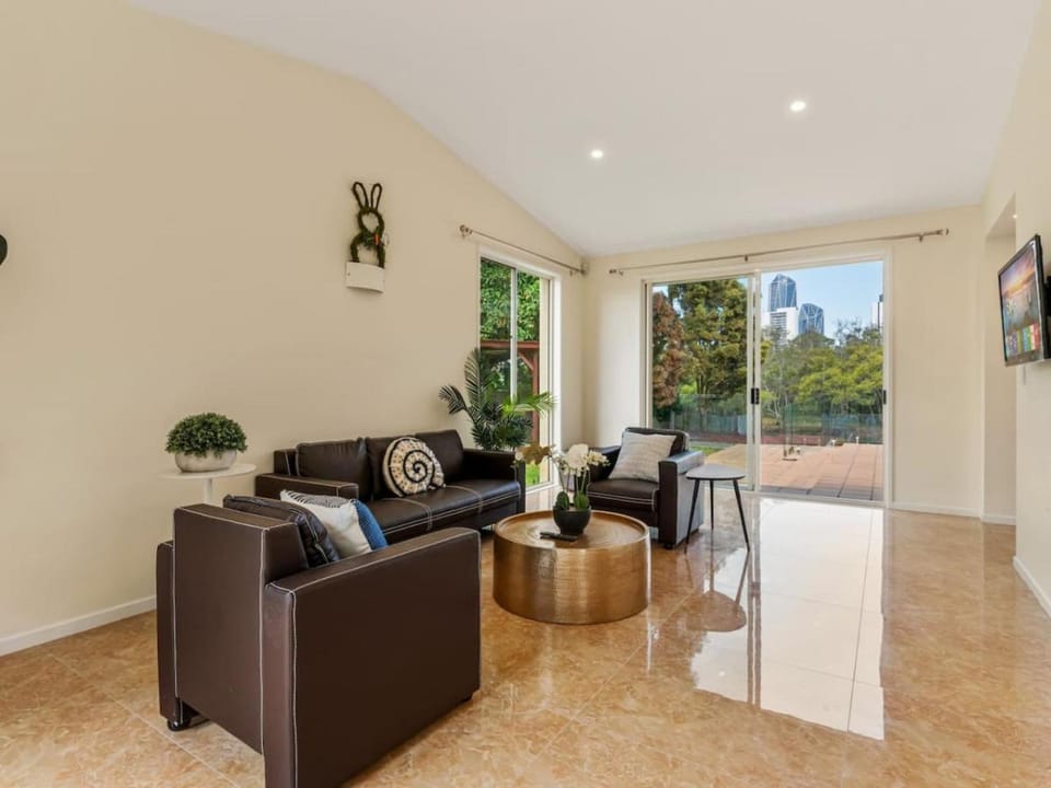 Amazing Broadwater City View Holiday Home with pool House in Gold Coast