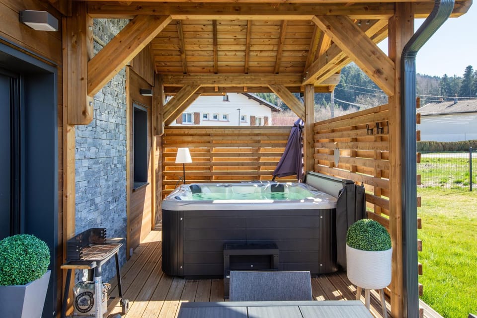 Patio, Day, Natural landscape, Hot Tub