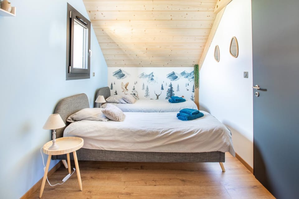 Bed, Living room, Photo of the whole room, Bedroom, towels