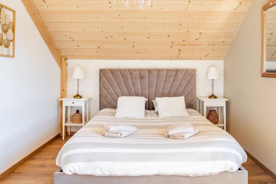 Bed, Photo of the whole room, Bedroom, towels