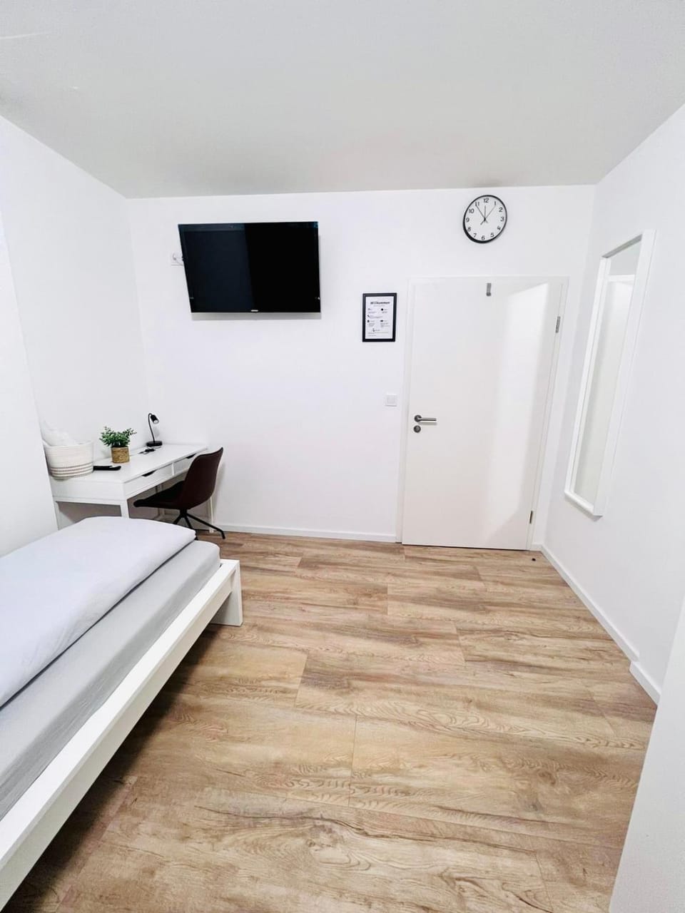 Bed, TV and multimedia, Bedroom