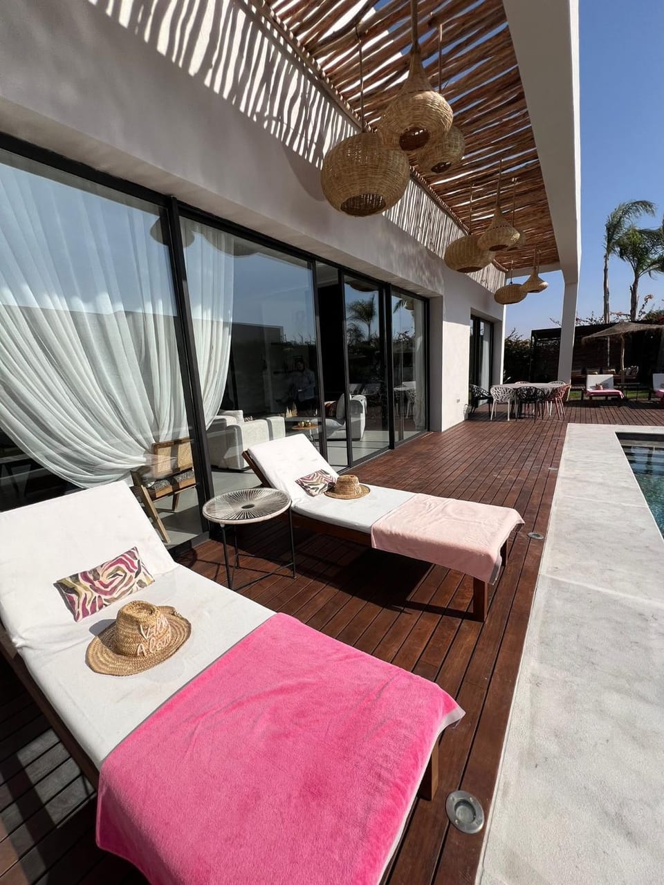 Swimming pool, sunbed
