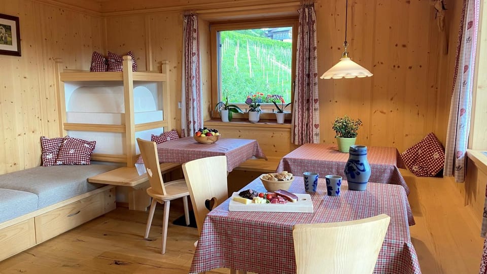 Restaurant/places to eat, Seating area