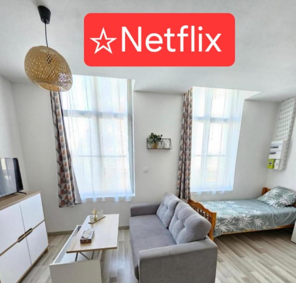 Bed, TV and multimedia, Living room, Photo of the whole room