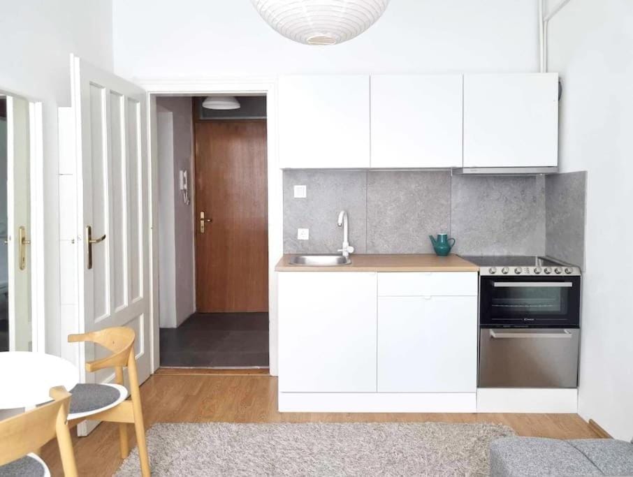 Kitchen or kitchenette, Dining area, oven, stove