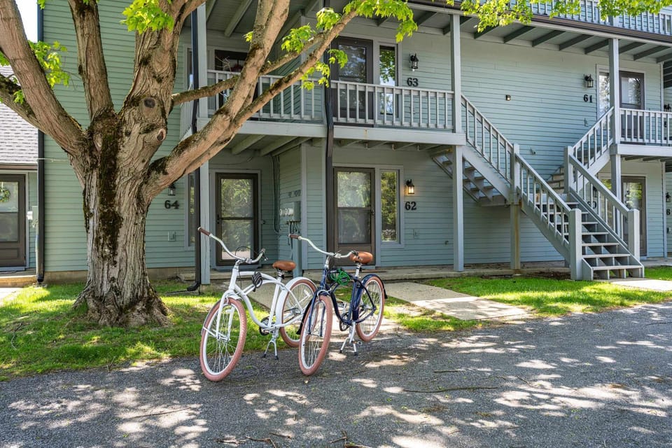 King Bed, Walk or Bike to town, EV, Pets OK House in Ellicottville