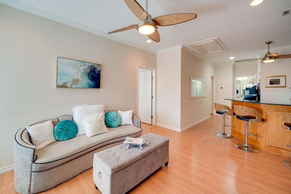 Explore Cedar Hill State Park! Apt w/ Pool Access Apartment in Grand Prairie