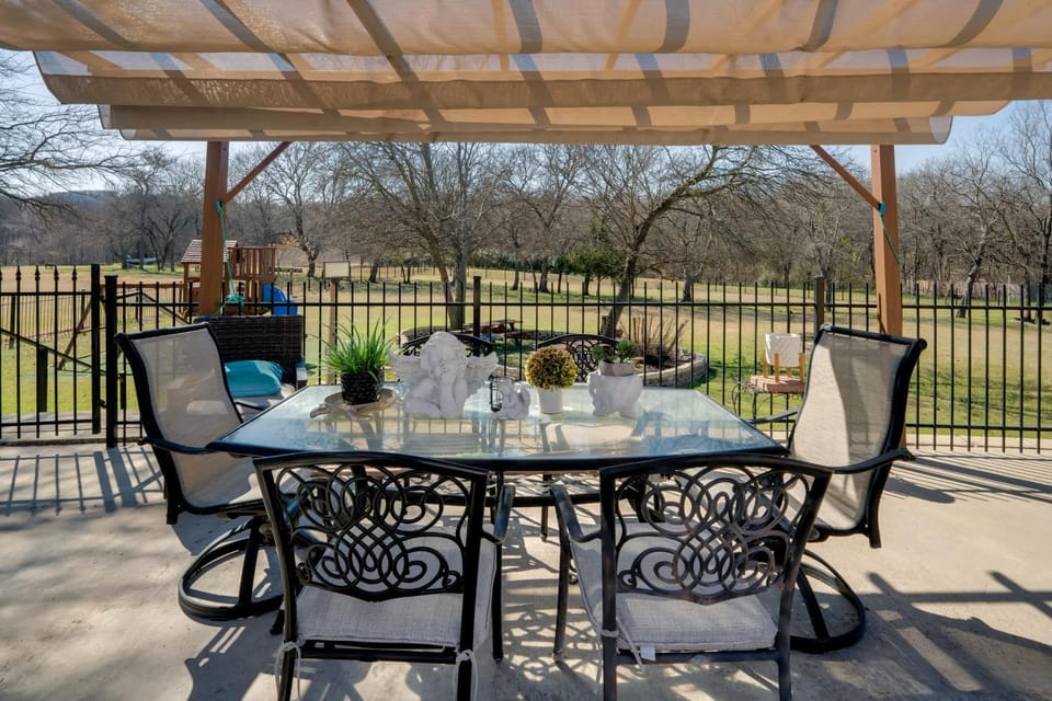 Explore Cedar Hill State Park! Apt w/ Pool Access Apartment in Grand Prairie