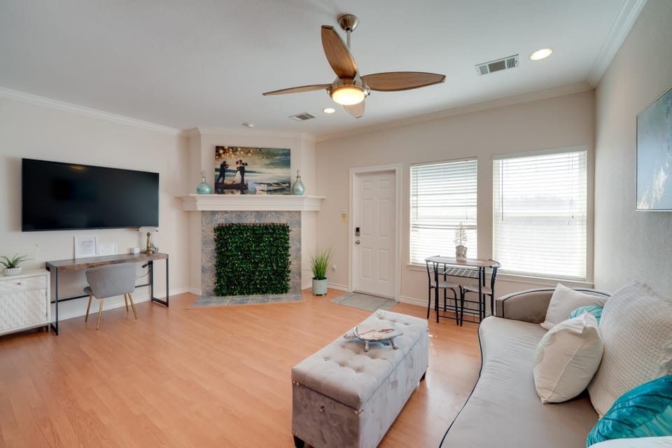Explore Cedar Hill State Park! Apt w/ Pool Access Apartment in Grand Prairie