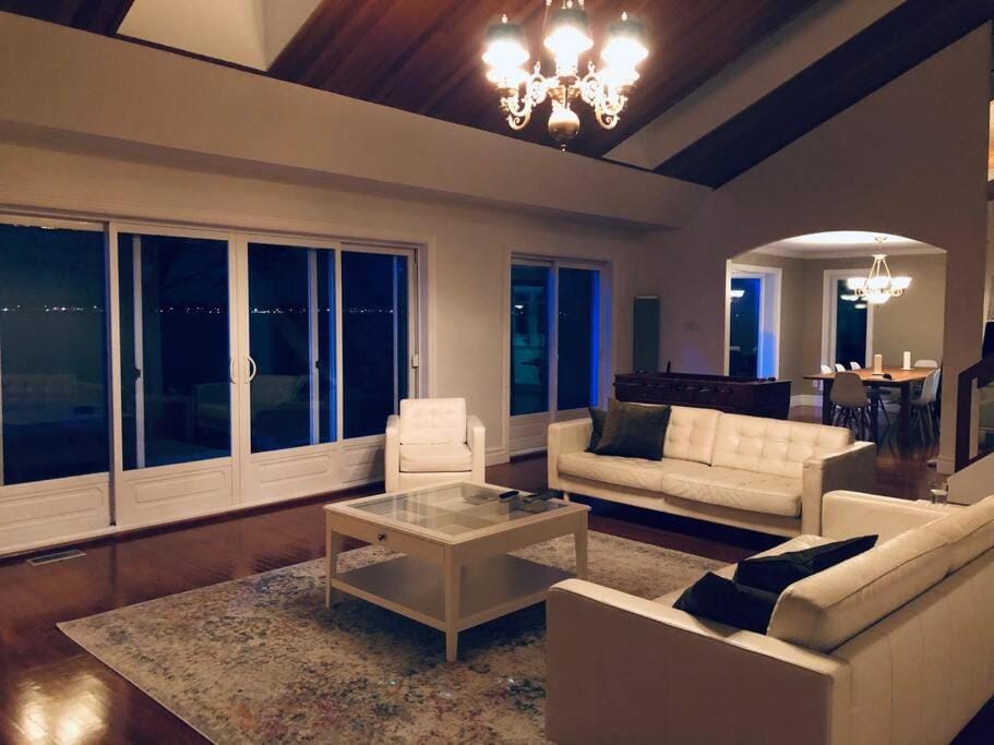 Spacious Lakefront Champlain lake with SPA Villa in Lake Champlain
