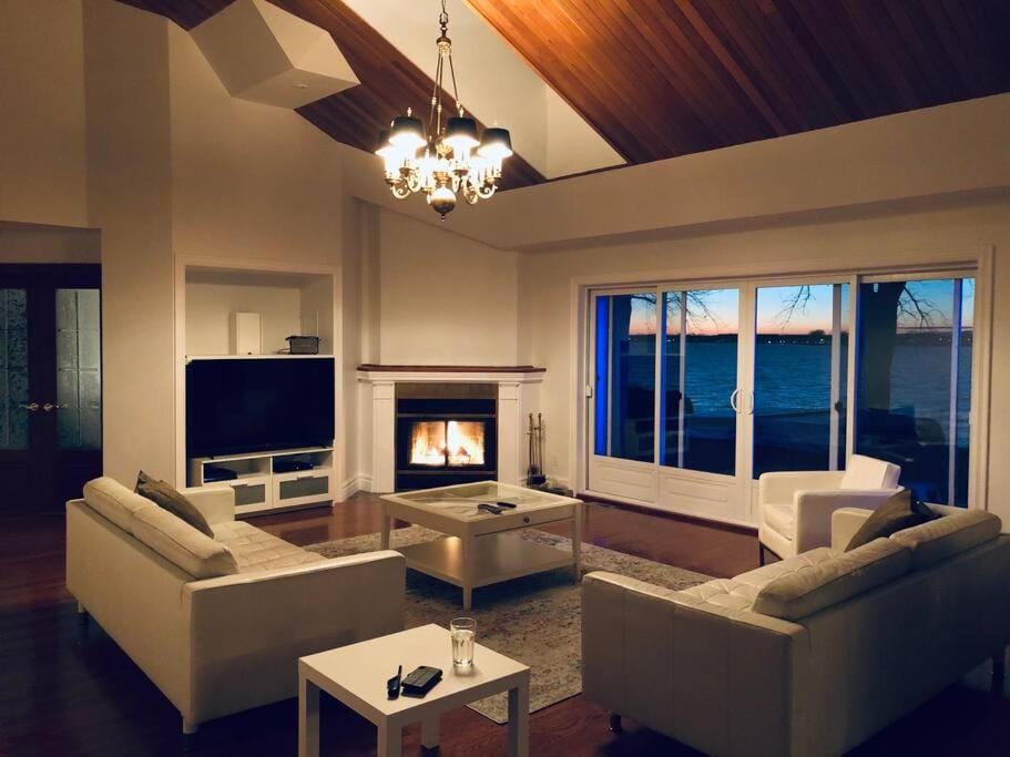 Spacious Lakefront Champlain lake with SPA Villa in Lake Champlain