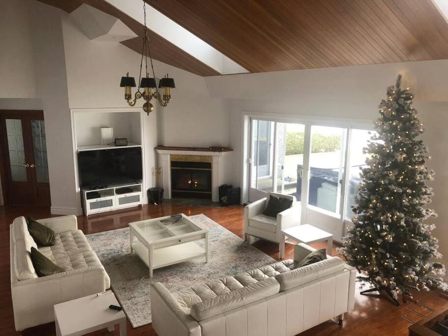 Spacious Lakefront Champlain lake with SPA Villa in Lake Champlain