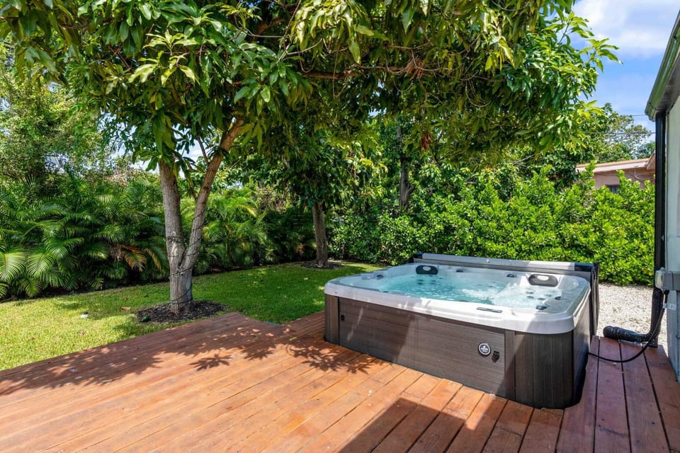 Casa Siesta- Hot tub Home Gym and Modern Design House in Miami