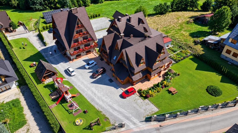 Property building, Neighbourhood, Natural landscape, Bird's eye view, Garden, Garden view, Landmark view, Street view, Parking