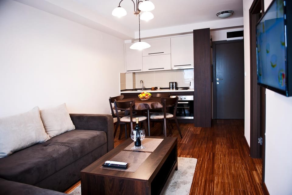 Kitchen or kitchenette, Seating area, Dining area