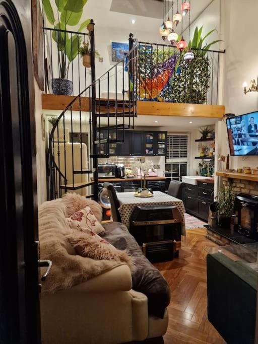 Trinity Cottage 2 bed with mezzanine Apartment in Dublin