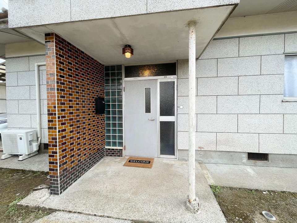 Property building, Facade/entrance, Day