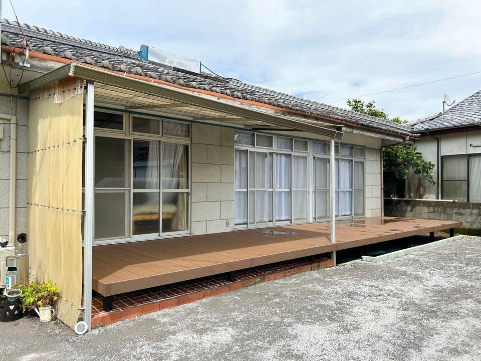 Property building, Day, Balcony/Terrace
