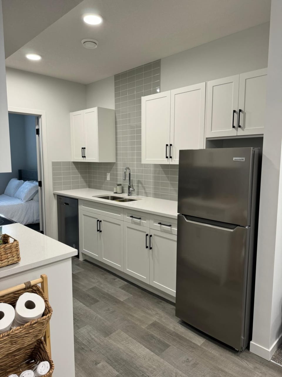 Kitchen or kitchenette, dishwasher