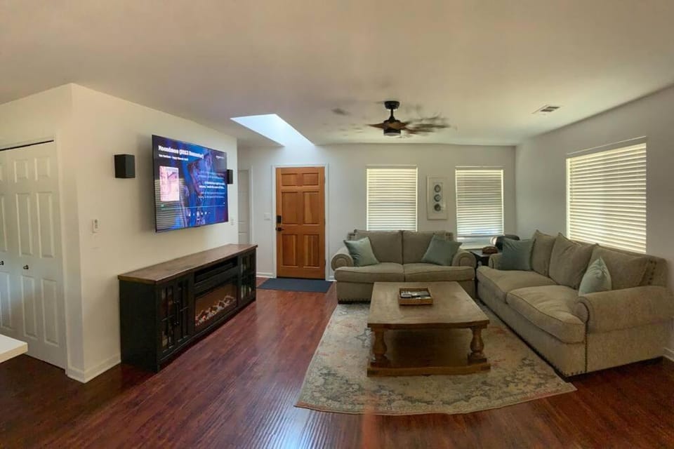 TV and multimedia, Living room, Seating area, fireplace