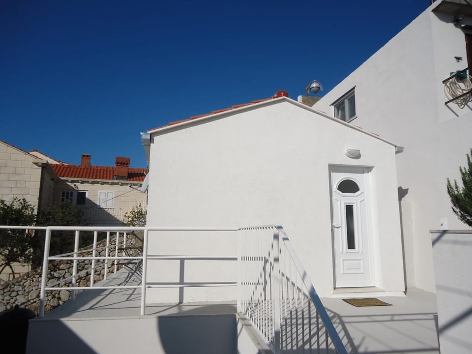 Facade/entrance, Facade/entrance, Area and facilities