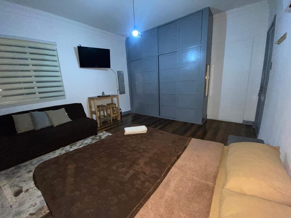 Bed, TV and multimedia, Photo of the whole room, Bedroom