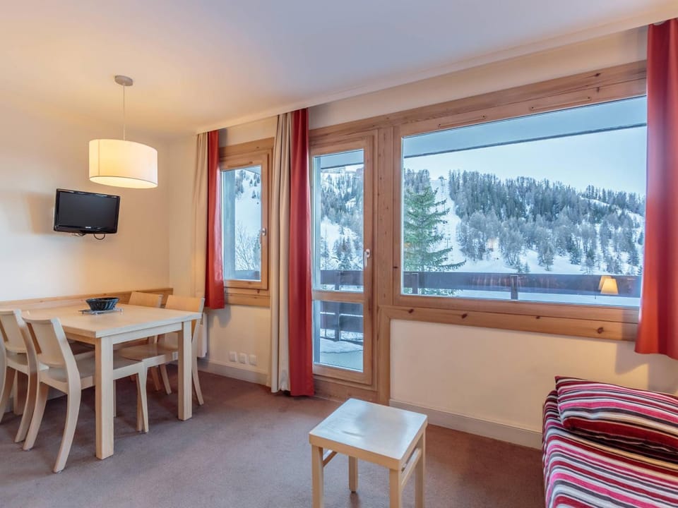 Appartement confortable avec balcon ensoleillé et parking couvert - FR-1-351-213 Apartment in Mâcot-la-Plagne