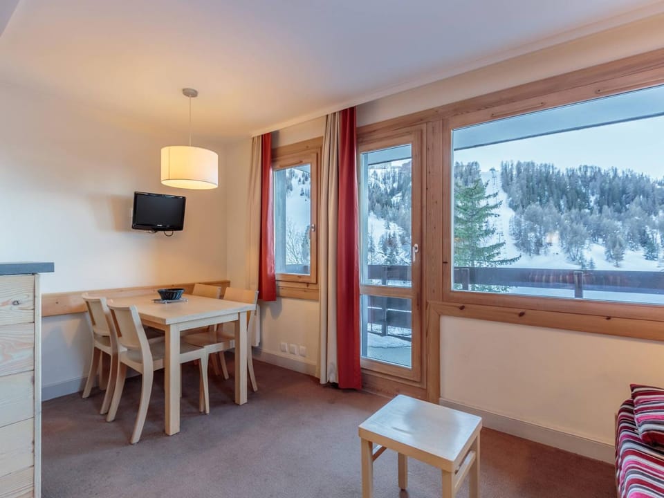 Appartement confortable avec balcon ensoleillé et parking couvert - FR-1-351-213 Apartment in Mâcot-la-Plagne