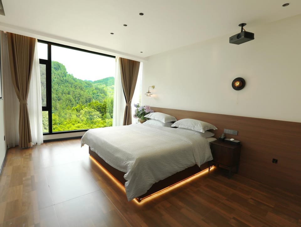 Bed, Photo of the whole room, Bedroom, Mountain view