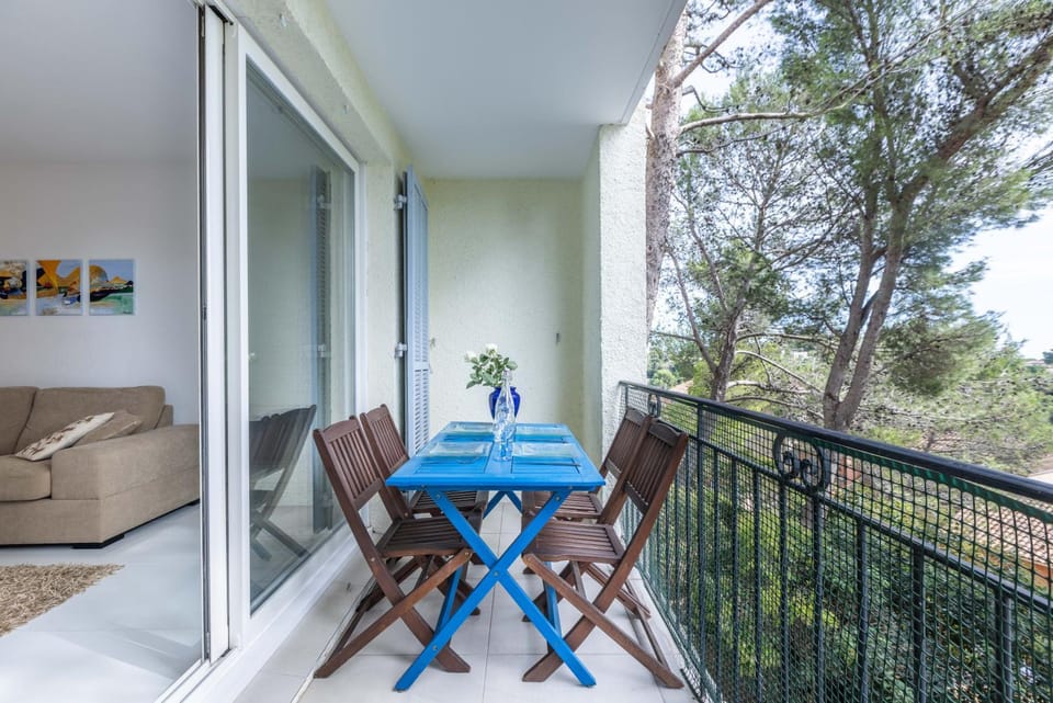 View (from property/room), Balcony/Terrace, Living room