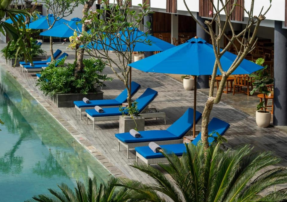 Swimming pool, Breakfast