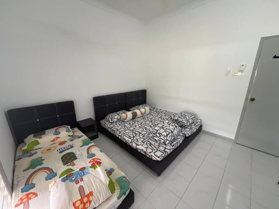 Orchard Lake House - Entire bungalow, 4 rooms, 9 beds, 13 persons House in Selangor, Malaysia