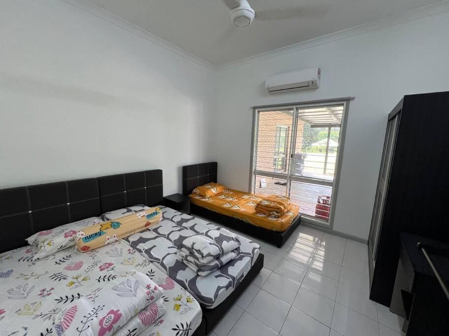 Orchard Lake House - Entire bungalow, 4 rooms, 9 beds, 13 persons House in Selangor, Malaysia